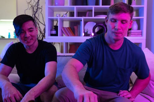 有关坐下, 室內, 沙發的免费素材图片