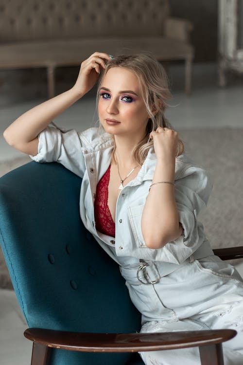 有关人, 坐, 垂直拍摄的免费素材图片