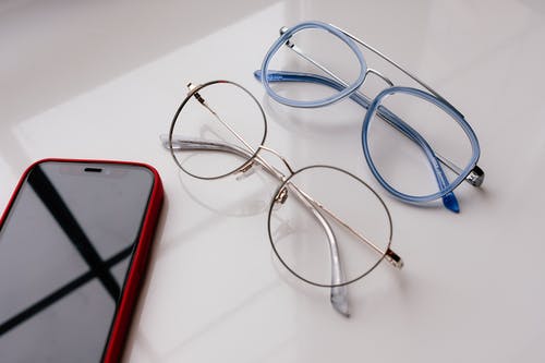 有关智慧手機, 白色的表面, 眼鏡的免费素材图片