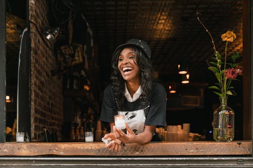 有关t恤, 倚, 大笑的免费素材图片