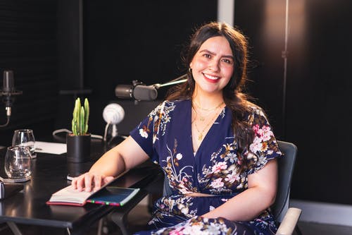 有关坐, 女人, 女人的力量的免费素材图片