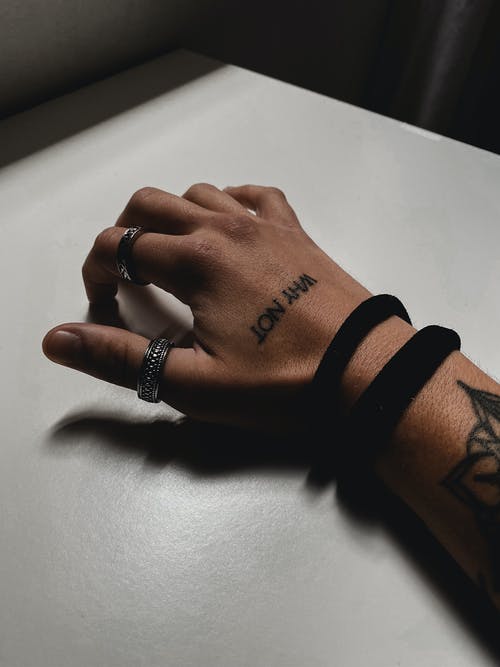 有关刺青, 垂直拍摄, 室內的免费素材图片