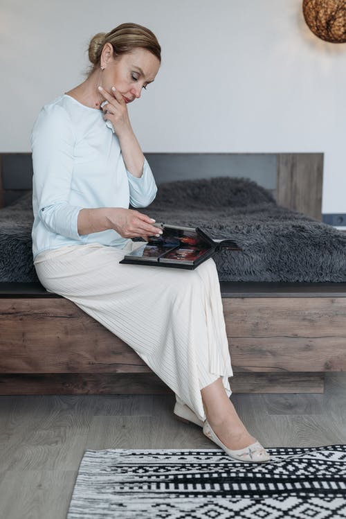 有关傷心, 坐, 女人的免费素材图片