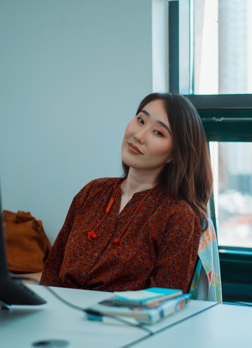 有关坐, 垂直拍摄, 女人的免费素材图片