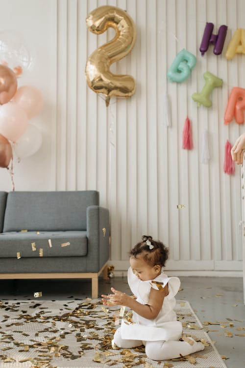 有关五彩紙屑, 坐, 垂直拍摄的免费素材图片