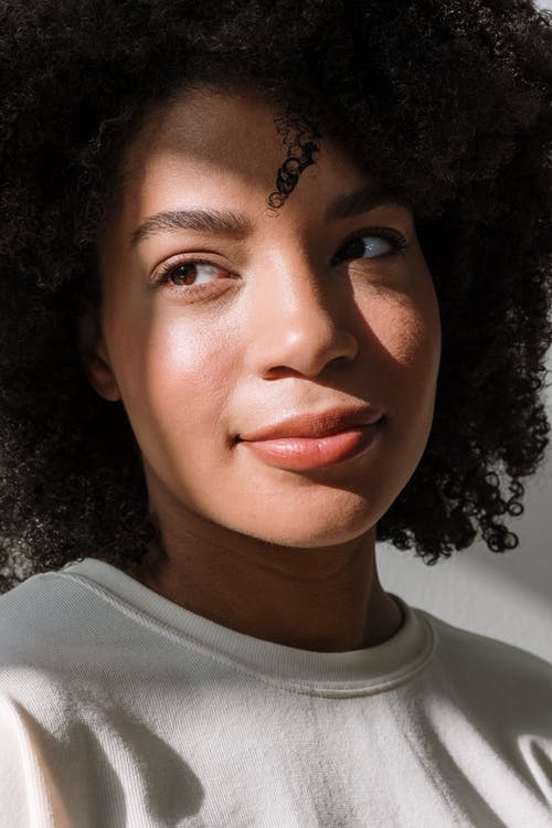 白船员领衬衫的女人 · 免费素材图片