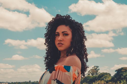 有关女人, 年輕, 捲髮的免费素材图片