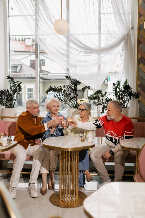 有关中景, 微笑, 老年夫妇的免费素材图片