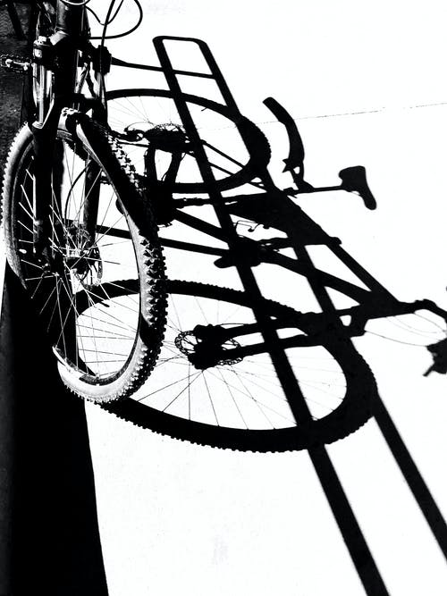 有关垂直拍摄, 灰階, 自行車的免费素材图片