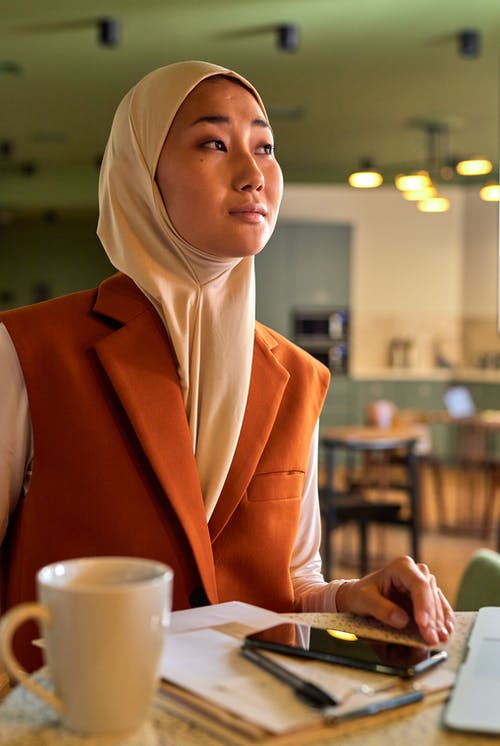 有关坐, 多色的, 女人的免费素材图片