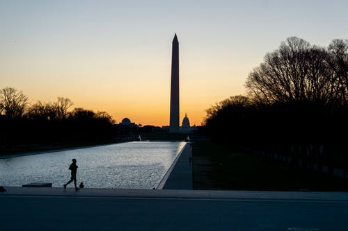 在公园散步的人 · 免费素材图片