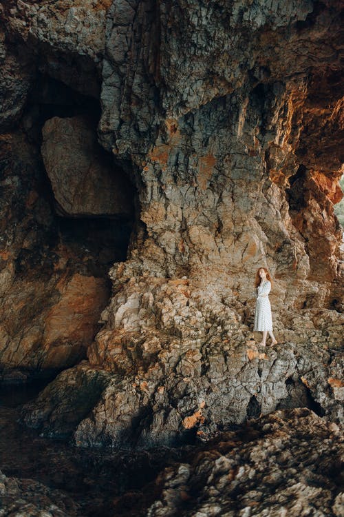 有关垂直拍摄, 女人, 岩石形成的免费素材图片