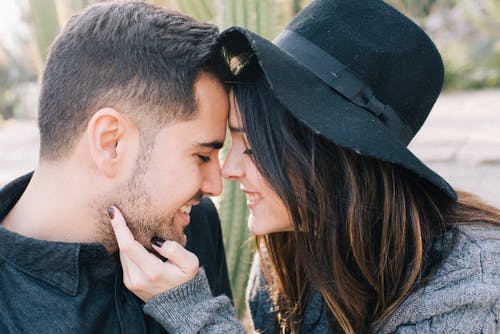 男人和女人接吻 · 免费素材图片