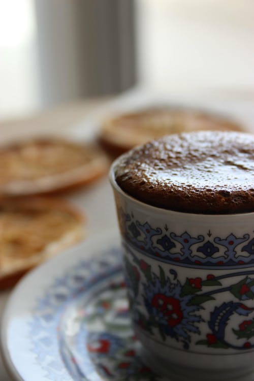 有关垂直拍摄, 杯子和碟子, 模糊的背景的免费素材图片
