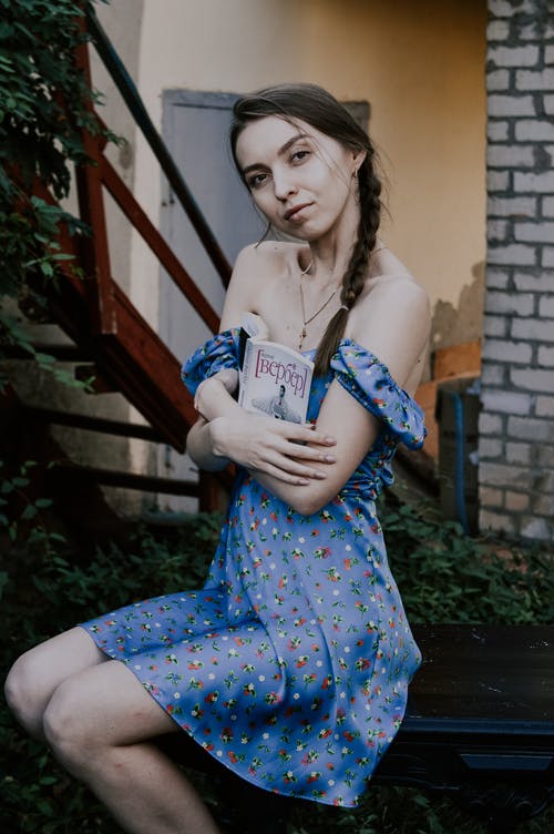 有关坐下, 垂直拍摄, 女人的免费素材图片