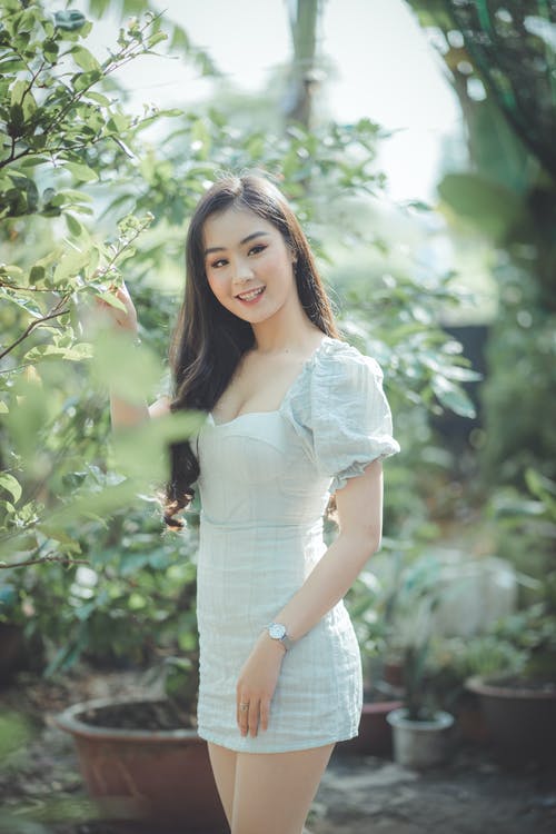 有关女人, 微笑, 擺姿勢的免费素材图片