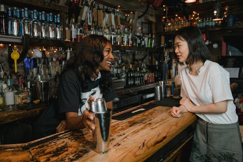 有关t恤, 女性, 微笑的免费素材图片