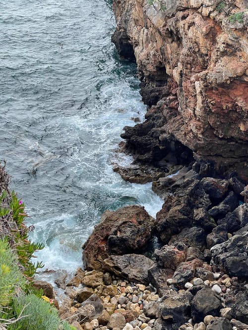 有关垂直拍摄, 岩石的, 岸邊的免费素材图片