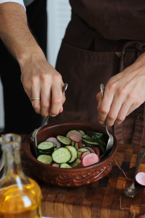 有关垂直拍摄, 小黃瓜, 手的免费素材图片