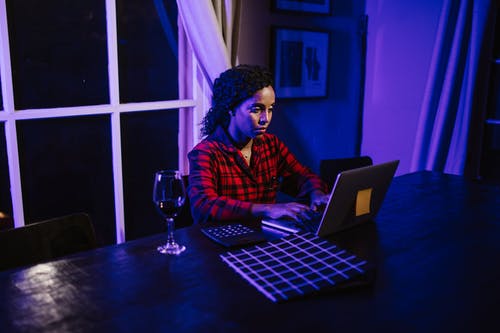 有关一杯酒, 坐, 女人的免费素材图片