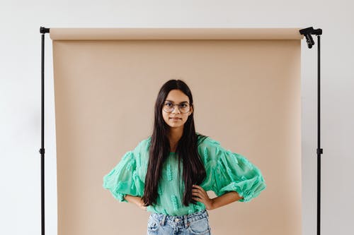 有关女人, 工作室拍摄, 微笑的免费素材图片