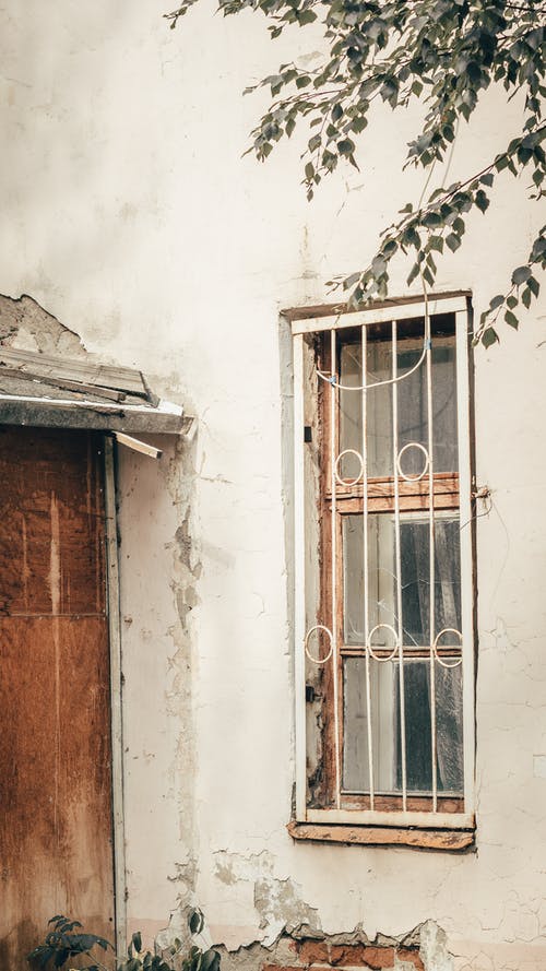 有关垂直拍摄, 破舊, 窗的免费素材图片