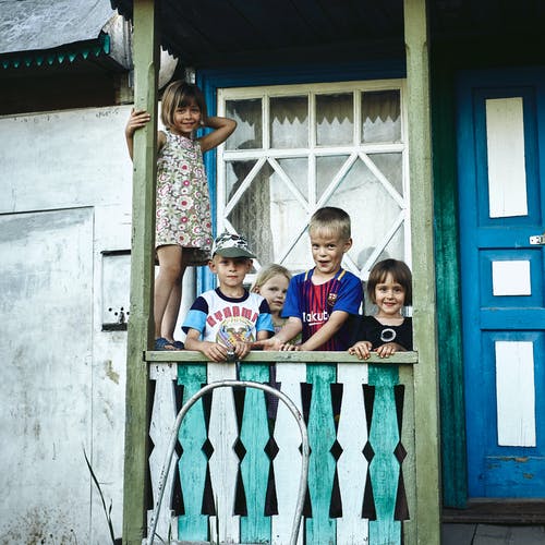 有关围栏, 孩子, 微笑的免费素材图片