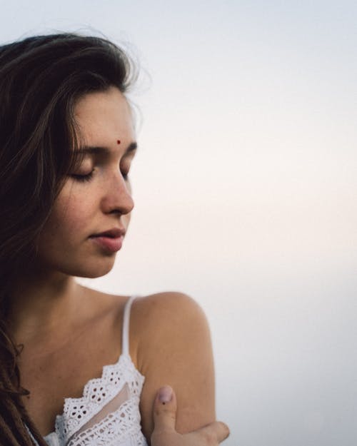 有关人, 側面圖, 咖啡色頭髮的女人的免费素材图片