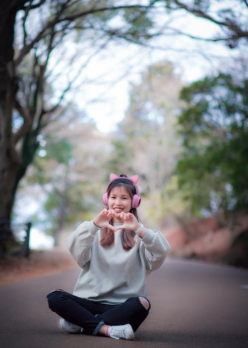 有关坐, 垂直的, 女人的免费素材图片