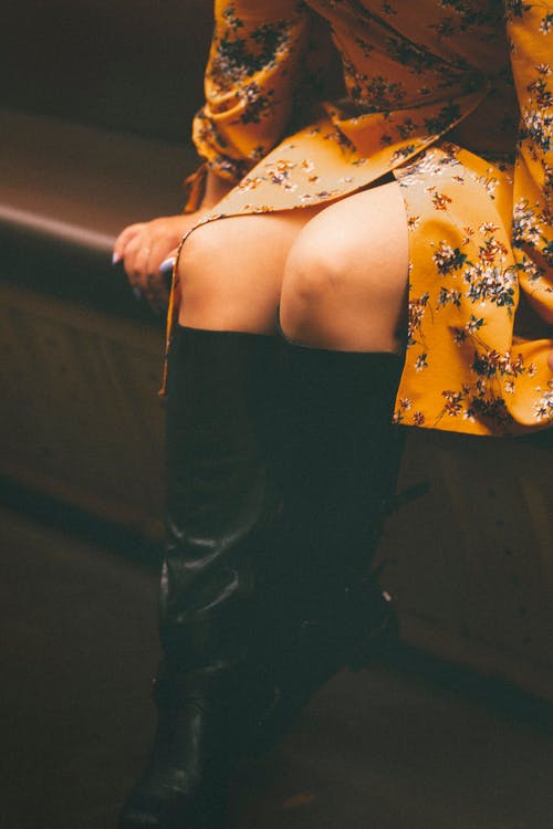 有关坐, 垂直拍摄, 腿的免费素材图片