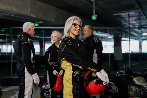 有关站立, 老太太, 老年妇女的免费素材图片