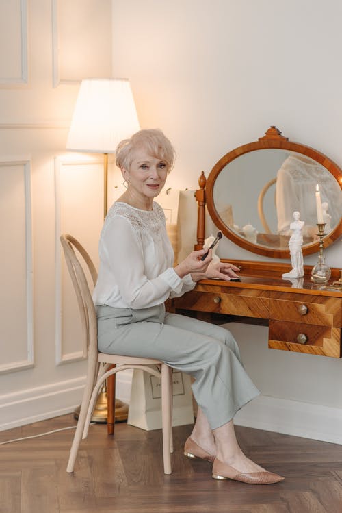 有关化妆刷, 化妝, 坐的免费素材图片