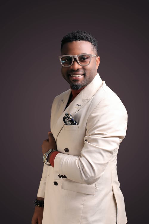 有关垂直拍摄, 微笑, 捲髮的免费素材图片