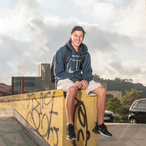 有关人, 坐, 帽子的免费素材图片