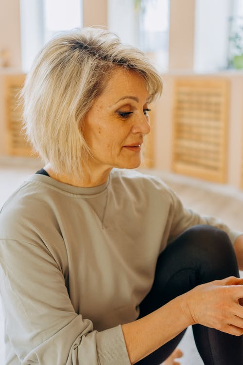 有关坐, 垂直拍摄, 女人的免费素材图片