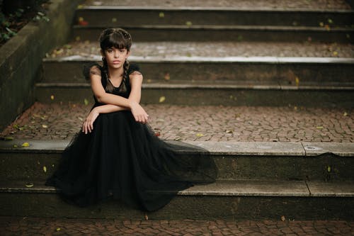 有关坐, 女孩, 年輕的免费素材图片