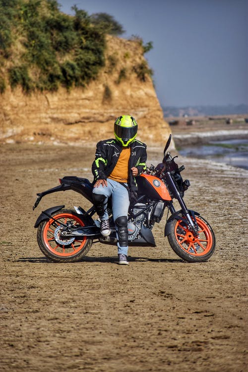 有关坐, 垂直拍摄, 戶外的免费素材图片