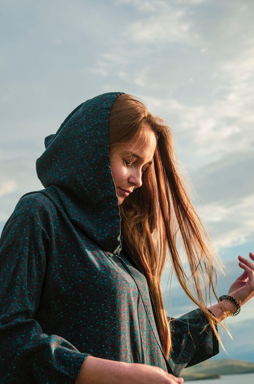 有关咖啡色頭髮的女人, 垂直拍摄, 女人的免费素材图片