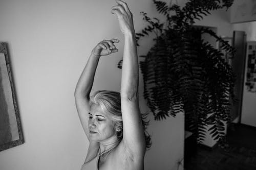 有关人, 双手举起, 在家的免费素材图片