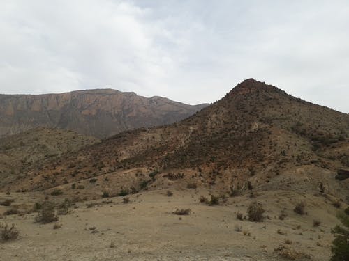 白云下的棕色和绿色山 · 免费素材图片