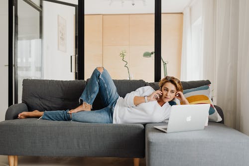 有关在家工作, 女人, 安慰的免费素材图片