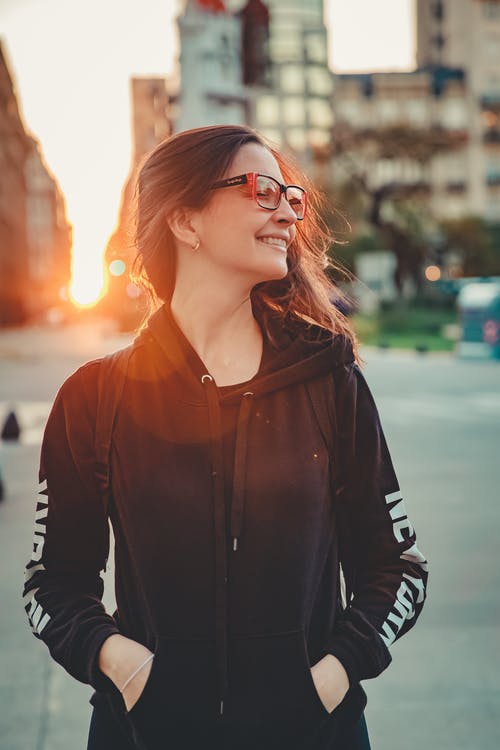 有关垂直拍摄, 女人, 微笑的免费素材图片