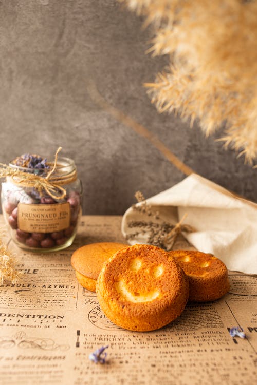 有关垂直拍摄, 報紙, 玻璃容器的免费素材图片