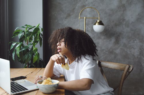 有关坐, 女人, 小工具的免费素材图片