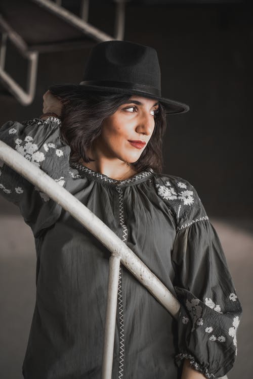 有关人, 侧身看, 垂直拍摄的免费素材图片