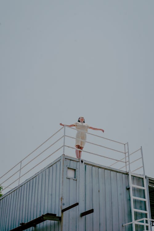 站在屋顶上的人 · 免费素材图片