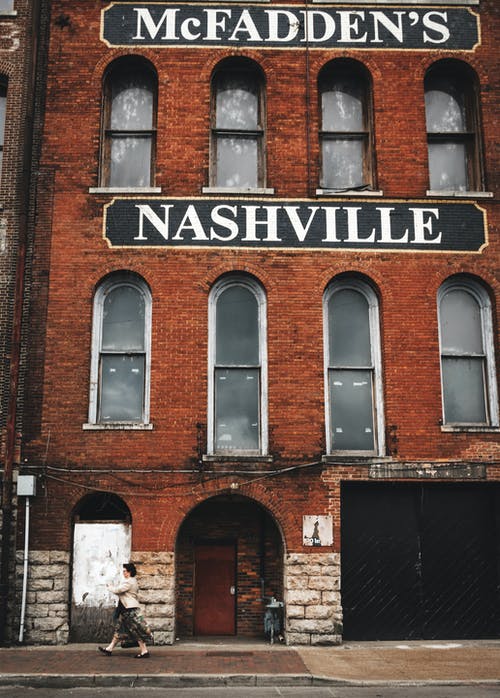 有关人行道, 垂直拍摄, 女人的免费素材图片