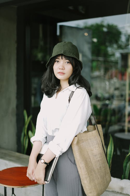 有关垂直拍摄, 女人, 握住的免费素材图片