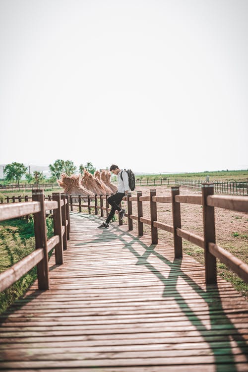 有关人, 倚, 垂直拍摄的免费素材图片