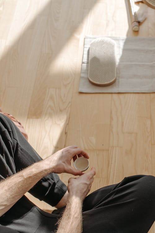 有关垂直拍摄, 慢跑裤, 握住的免费素材图片